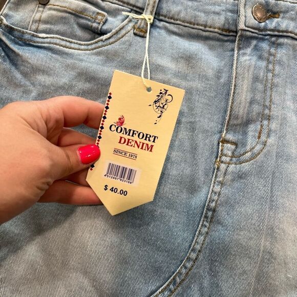 NWT Comfort Denim Mini Skirt Light Wash Distressed Size 9/10 - Picture 2 of 5